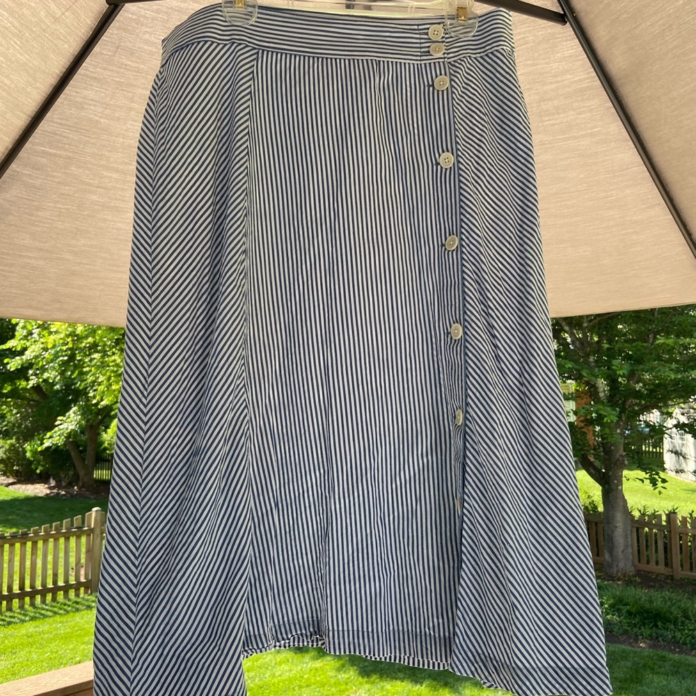 J Crew, cotton skirt with buttons, size 14
28 1/2” length